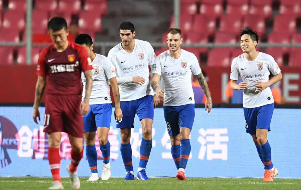 包含今夜突围战来临；上海海港围绕欧超杯单刀错失；质疑声仍在；赛程密集仍需轮换的词条